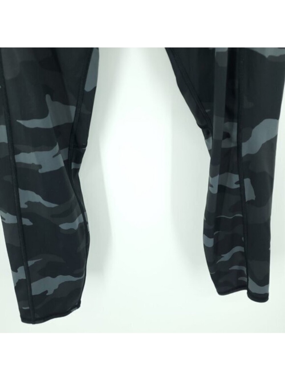 Athleta Camo Contender 7/8 Tight Legging L Powerlift Black/Gray Camo - Picture 7 of 14